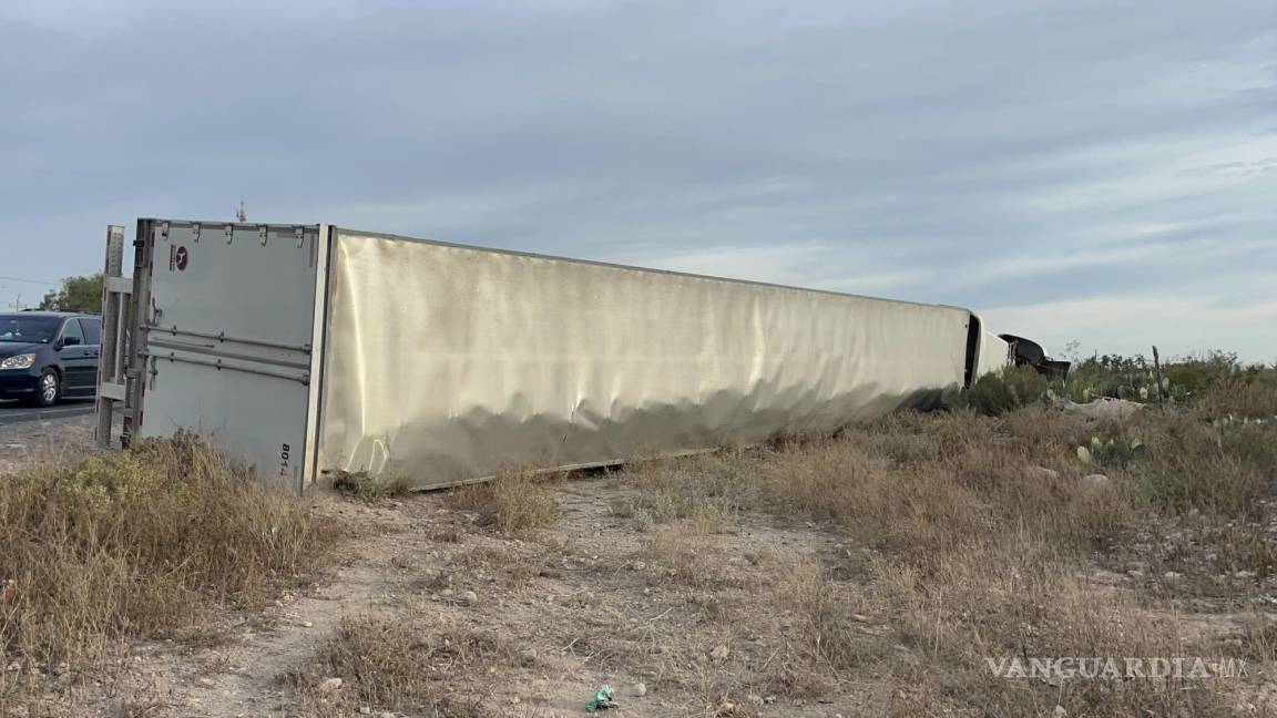 Trailero termina volcado al lado de la carretera a Torreón; no hubo lesionados