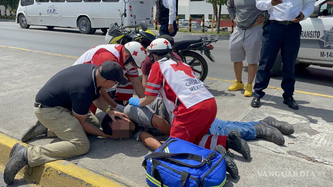 Joven motociclista sufre ataque epiléptico y cae a camellón del periférico LEA en Saltillo