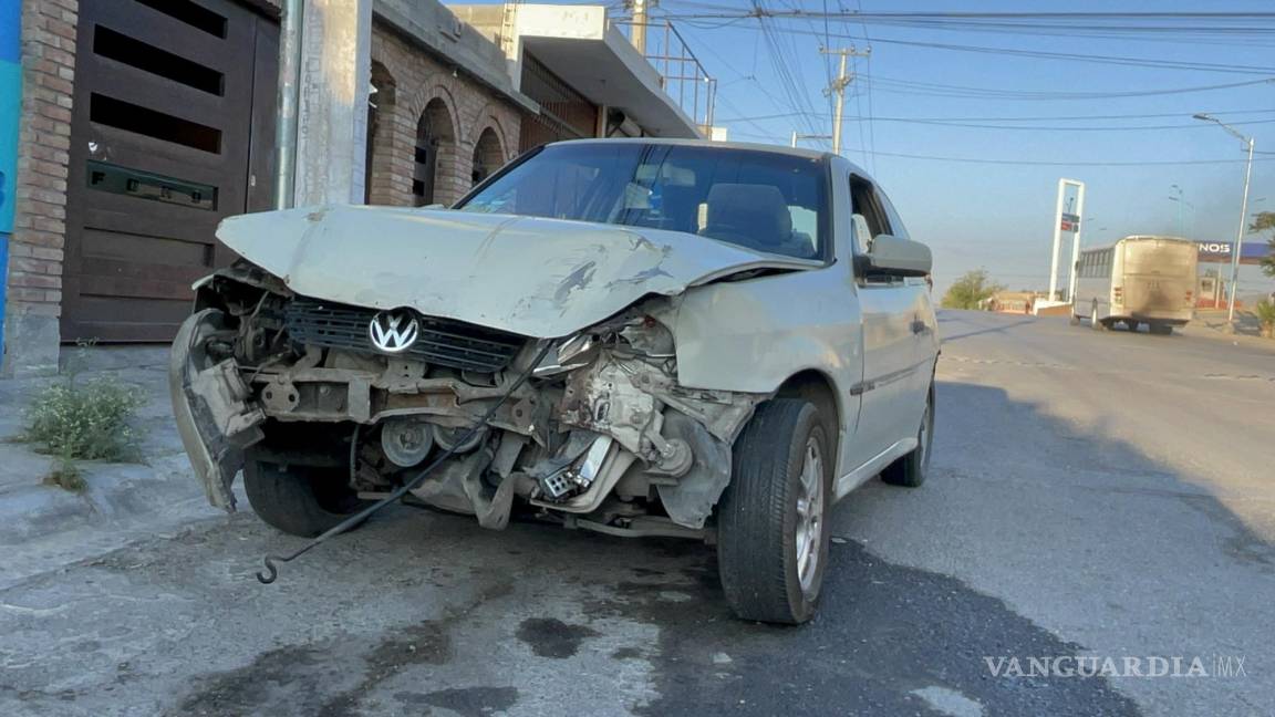 Conductor en presunto estado de ebriedad se pasa luz roja e intenta huir en Saltillo