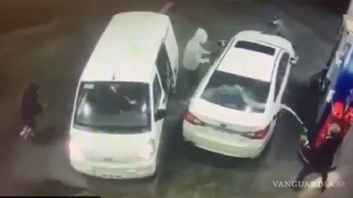 Hombre se defiende de ladrones, los baña de gasolina para evitar asalto