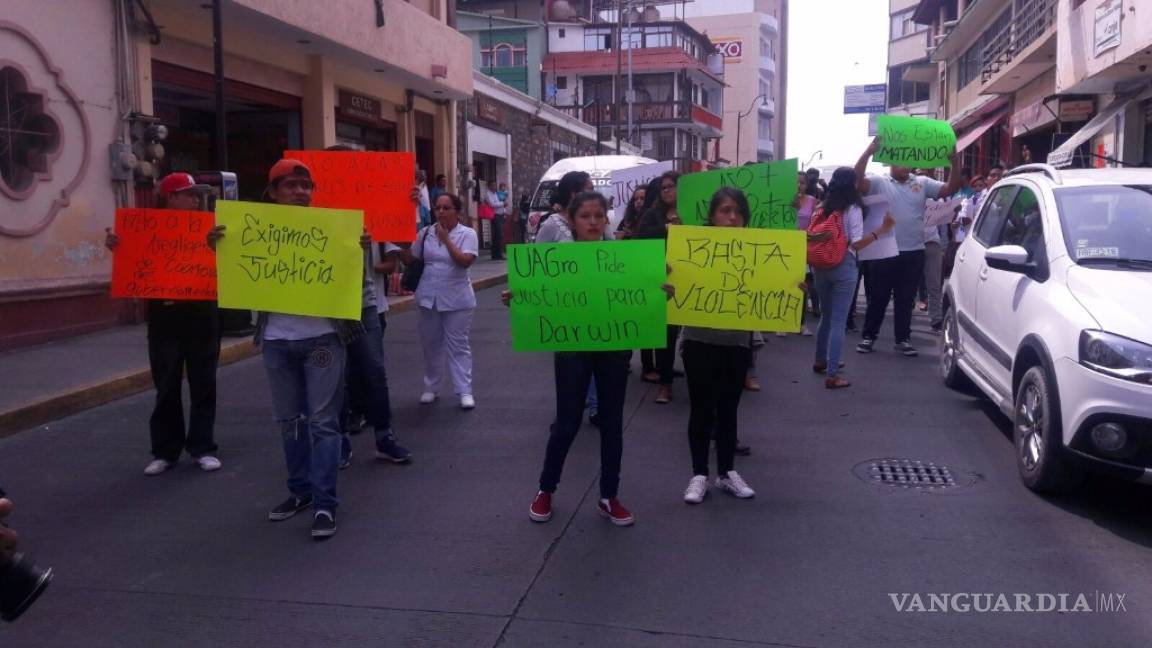 Balean a estudiante en autopista; marchan en Chilpancingo por justicia