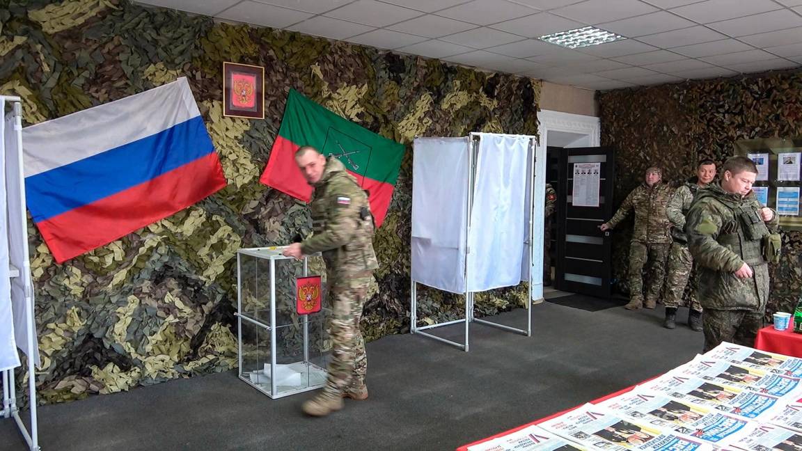 $!Militares rusos asisten a votar durante la votación anticipada en las elecciones en la parte controlada por Rusia de la región de Zaporizhzhia, en el este deUcrania