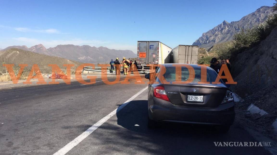 $!Muere un trailero en accidente en la carretera Saltillo- Monterrey
