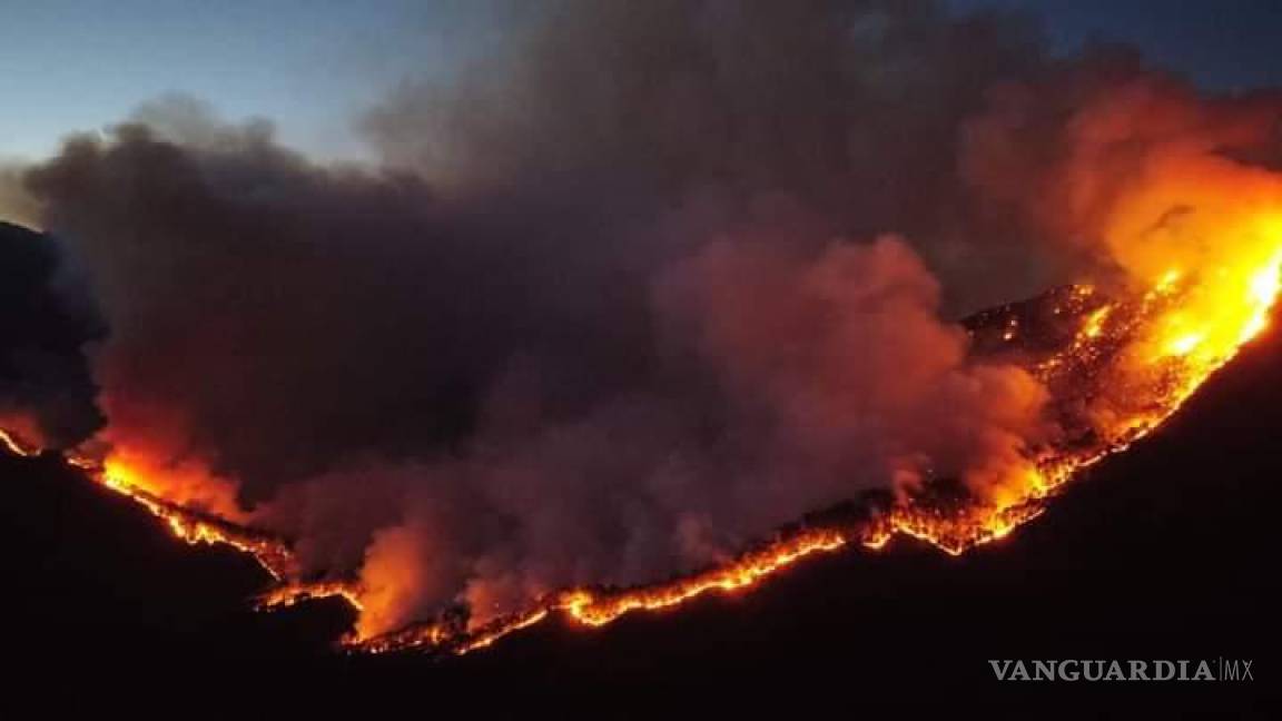 Avanza voraz incendio forestal de Santiago, NL, hacia Coahuila; Arteaga en alerta