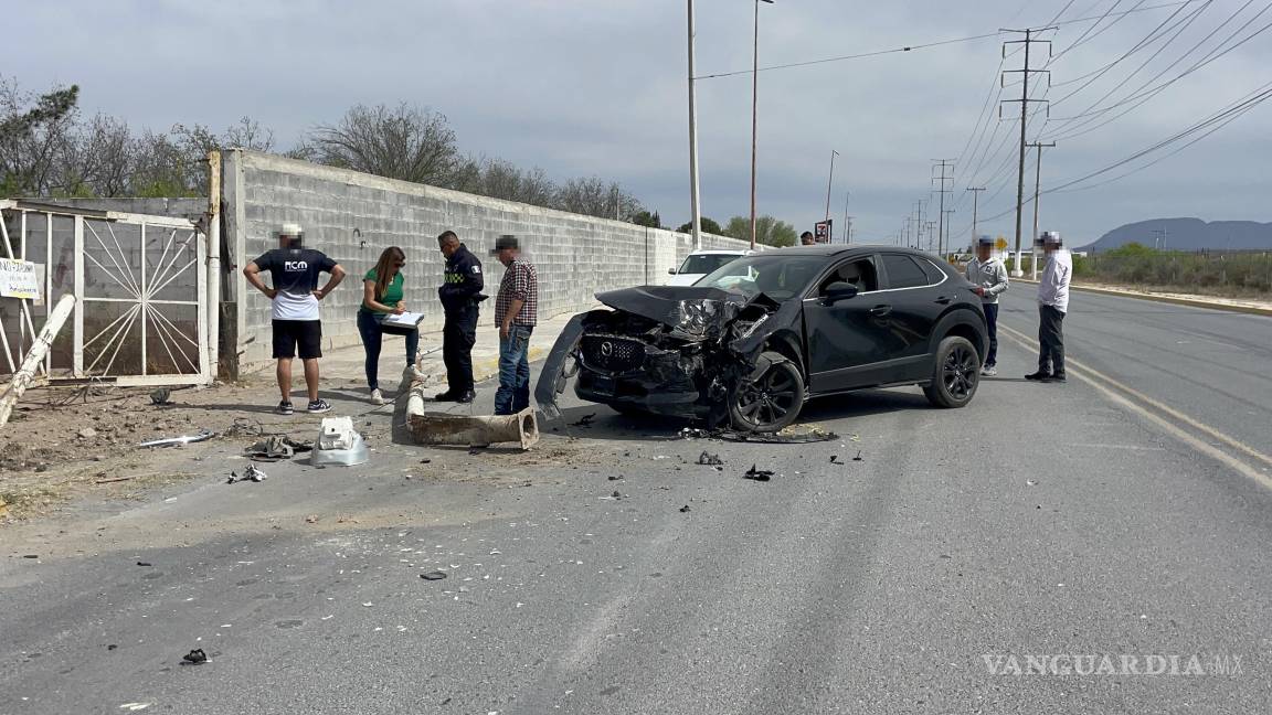 Dormita al volante, derriba un poste y daña una cerca de púas al norte de Saltillo