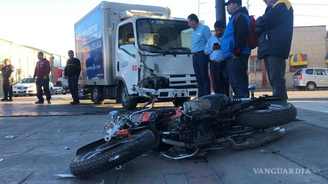 Motociclista protagoniza choque en la Zona Centro de Saltillo