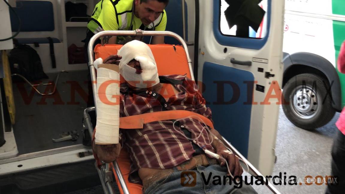 Conductor se salva de ser aplastado por su propia unidad luego de volcar en Huachichil, Coahuila