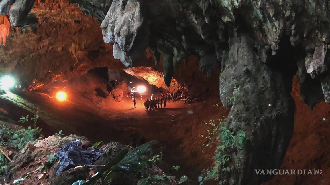 $!En esta imagen proporcionada por National Geographic una escena del documental The Rescue sobre el rescate de 12 chicos tailandeses y su entrenador de fútbol de una cueva inundada en 2018. AP/National Geographic