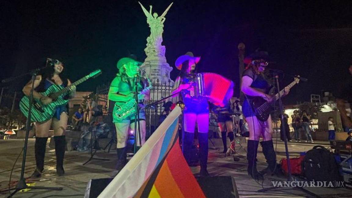 Al ritmo de fara fara, comunidad LGBT+ ‘toma’ la plaza Manuel Acuña de Saltillo