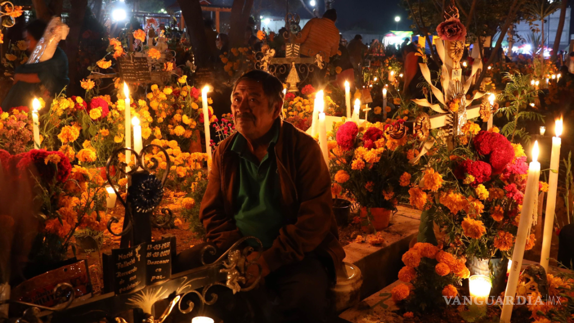 $!Un altar dedicado a los ancestros es una forma poderosa de honrar a tus seres queridos y abrir un canal para recibir su energía.