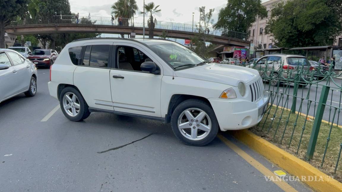 Pierde control de camioneta y derriba cerca de jardinera en Saltillo