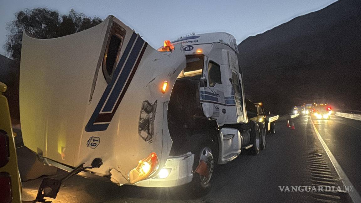 Tráiler vuelca en Los Chorros y provoca caos vial durante horas