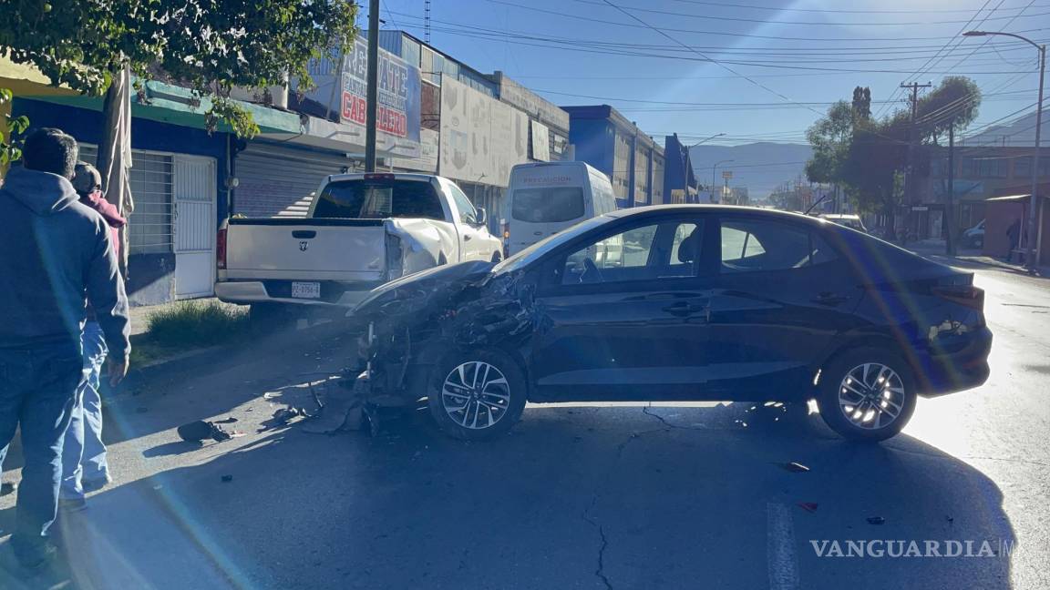 Choca en Zona Centro de Saltillo y asegura que sol lo encandiló; investigan presunto estado de ebriedad