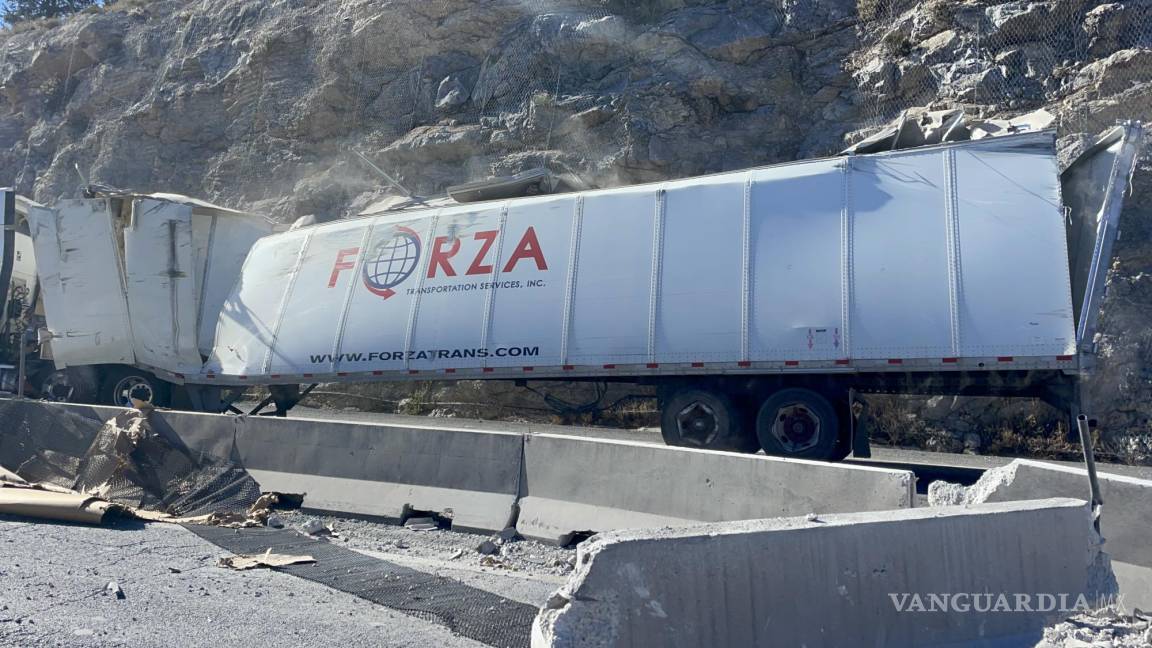 Volcadura de tráiler bloquea la carretera 57 por exceso de carga y velocidad