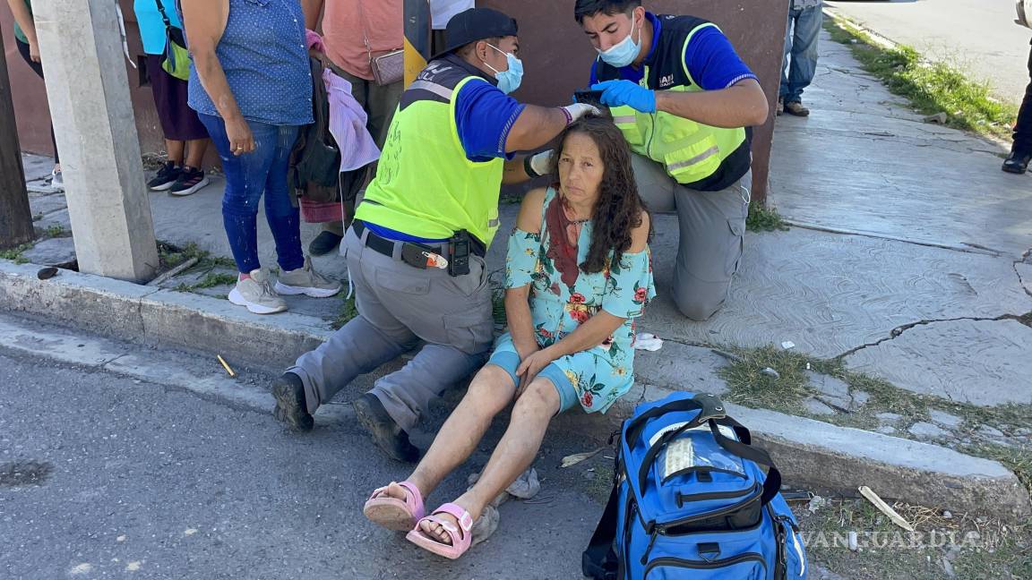 Conductora de Aveo derriba a mujer en patín eléctrico en Saltillo