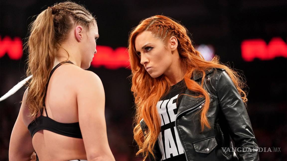 Leyenda de la WWE pronostica que Becky Lynch vencerá a Charlotte Flair y Ronda Rousey para ser doble campeona de la WWE