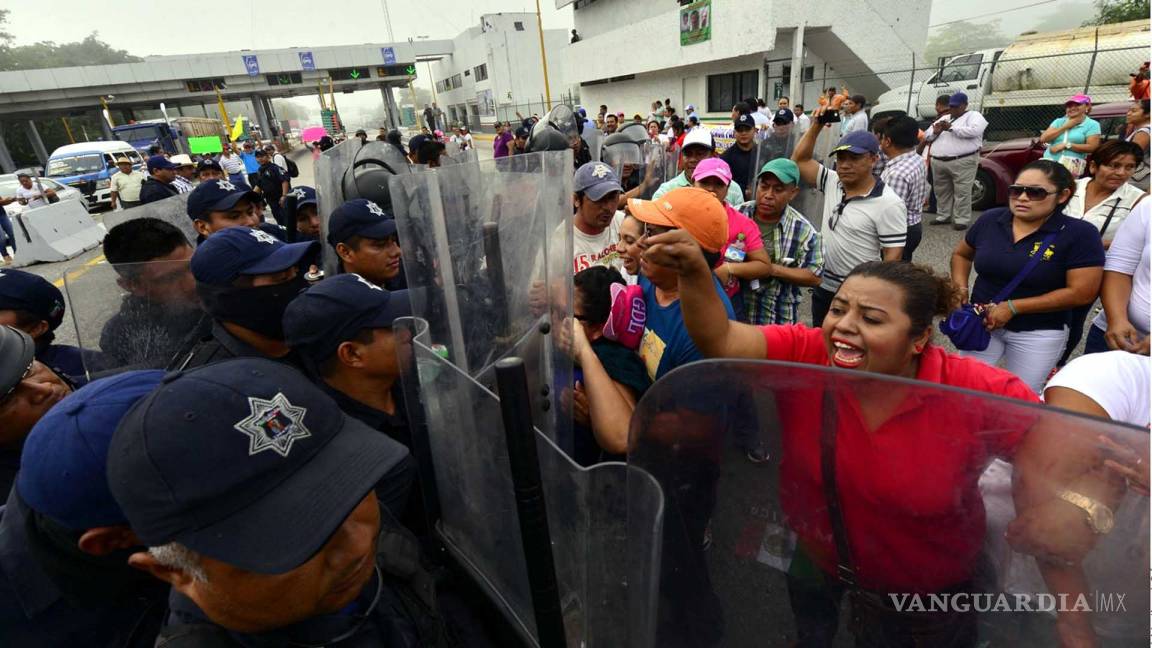 Granaderos se enfrentan con maestros de la CNTE en Tabasco