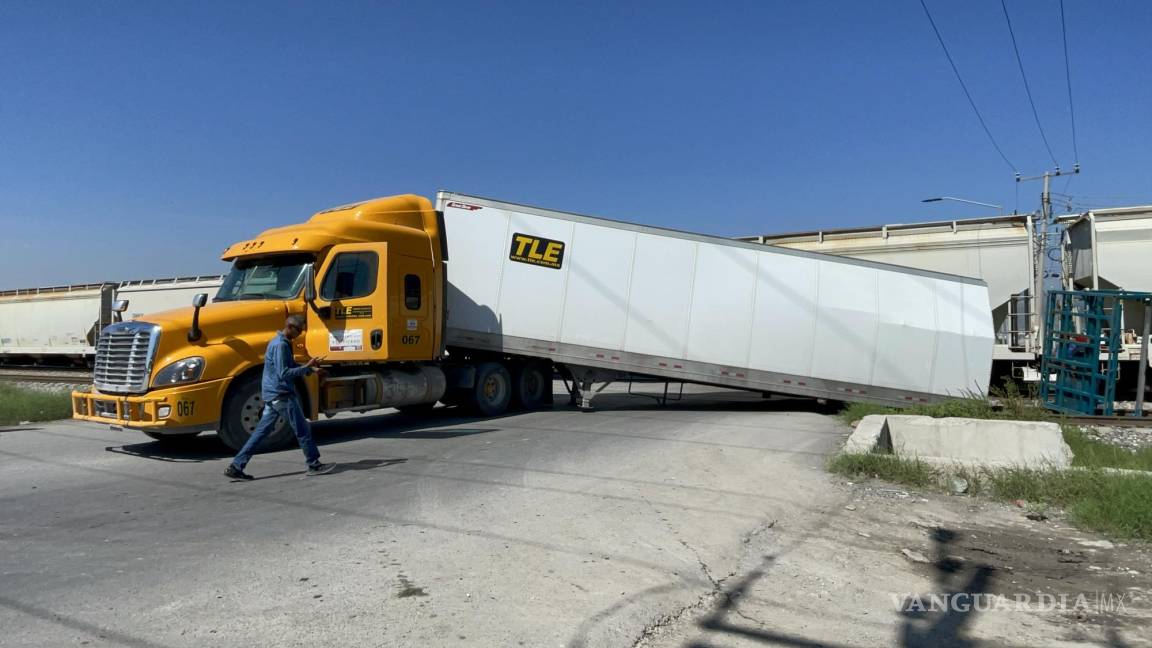 Trata de ganarle al tren y parten a caja de tráiler en dos al ser embestido en Ramos Arizpe (video)