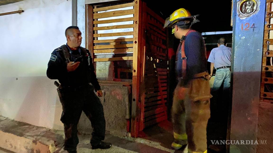 $!La vivienda sufrió daños materiales en una bodega tras el corto circuito que originó el fuego.