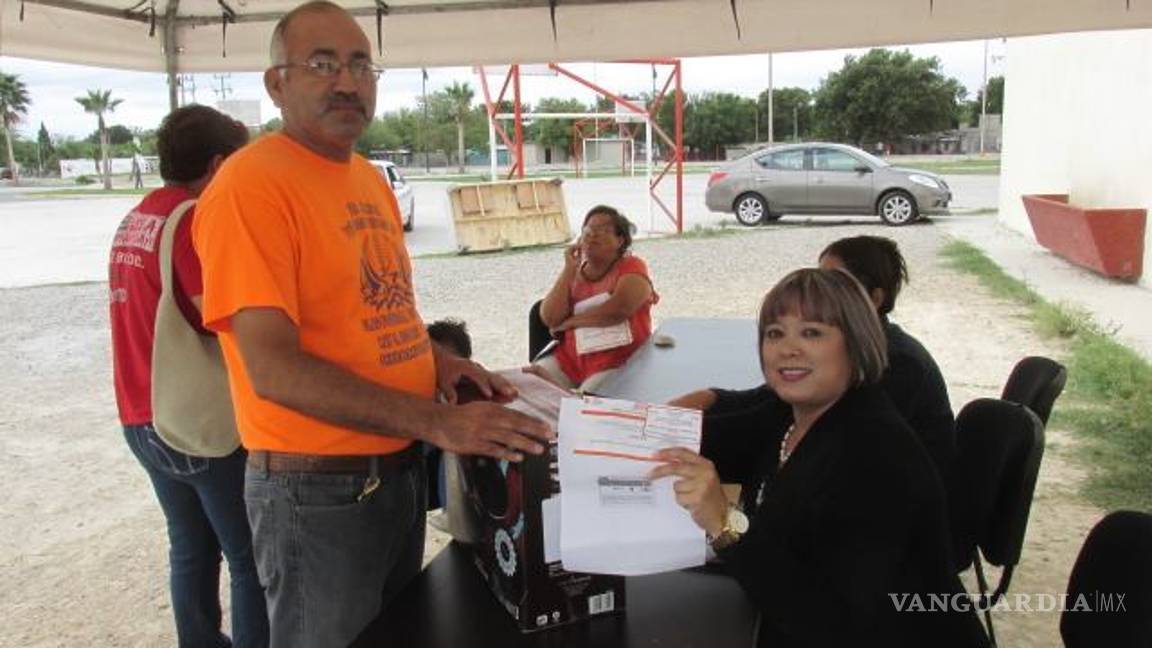 $!Entregan Armando Guadiana ayuda a damnificados por el tornado en Ciudad Acuña