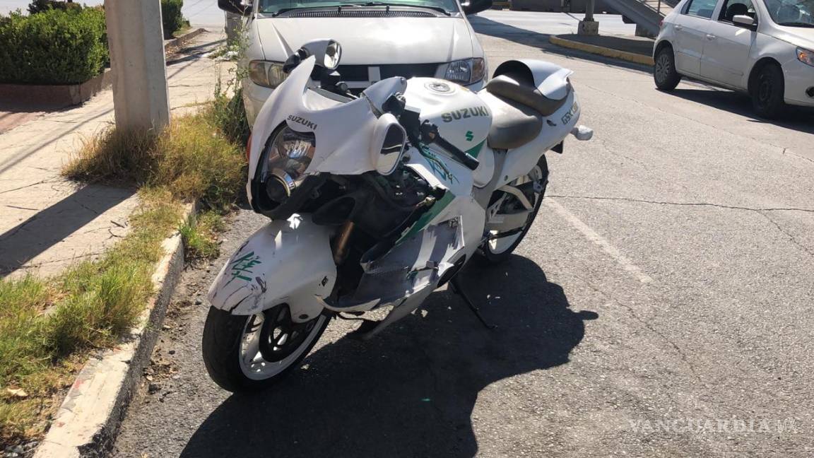 Con varias lesiones termina motociclista tras ser embestido por camión en Saltillo