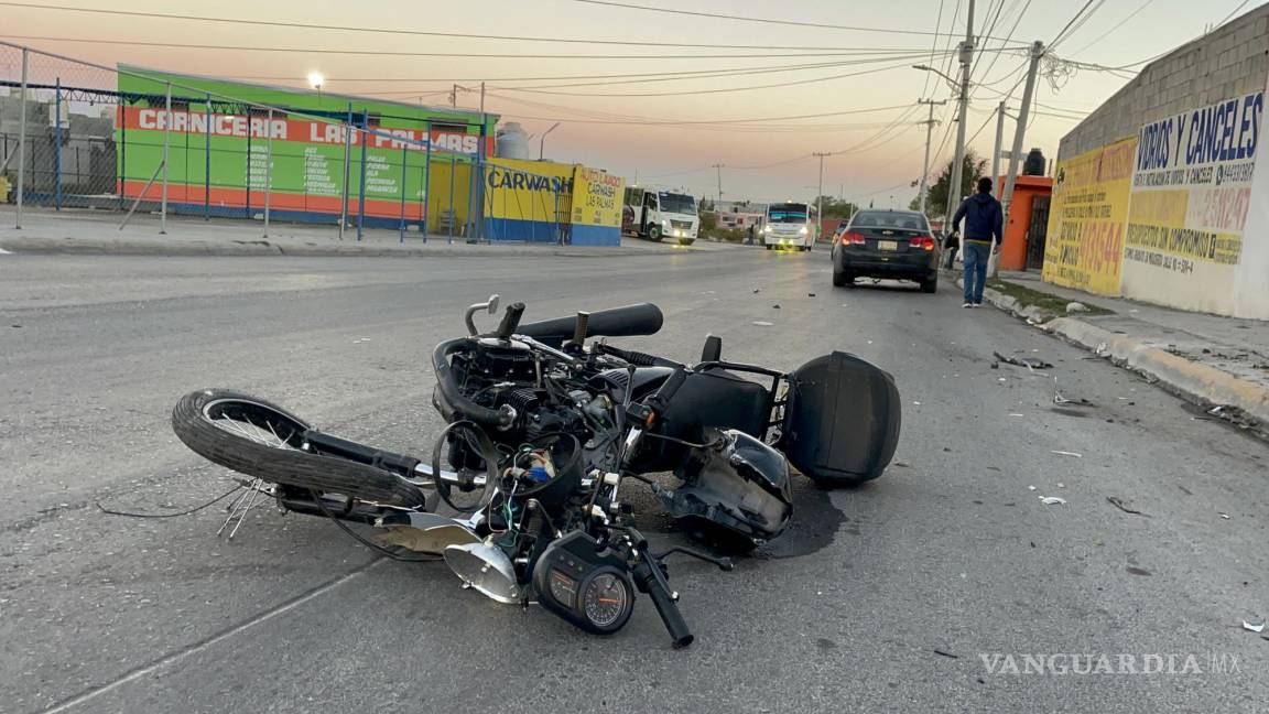 Saltillo: automovilista manda a motociclista al hospital; termina con una pierna fracturada