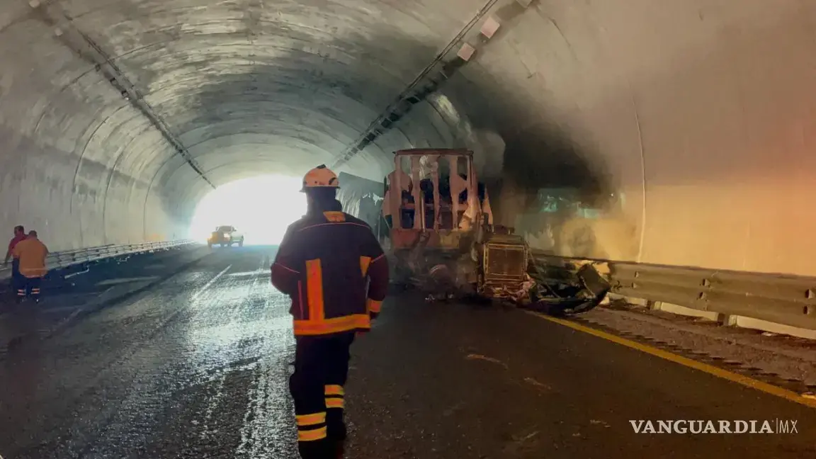 $!Personal de emergencia combate las llamas en el lugar del accidente mientras se interrumpe la circulación en ambos sentidos de la carretera 57.