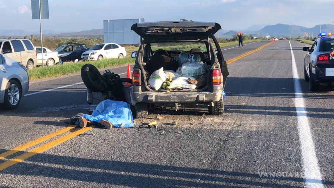 Chocan moto y camioneta en la carretera Saltillo-Monclova, mueren dos personas