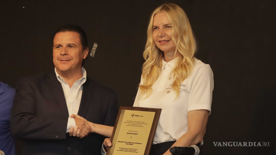 $!La representante de la Fundación Real Madrid recibe una placa de agradecimiento por su apoyo a Saltillo y el deporte infantil.