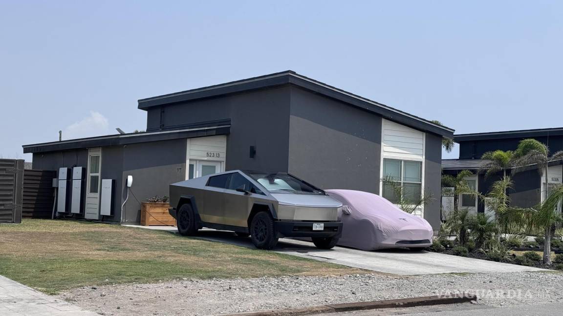 $!En las pocas viviendas que hay en Starbase no pueden faltar los vehículos fabricados por Tesla, la otra empresa de Elon Musk.