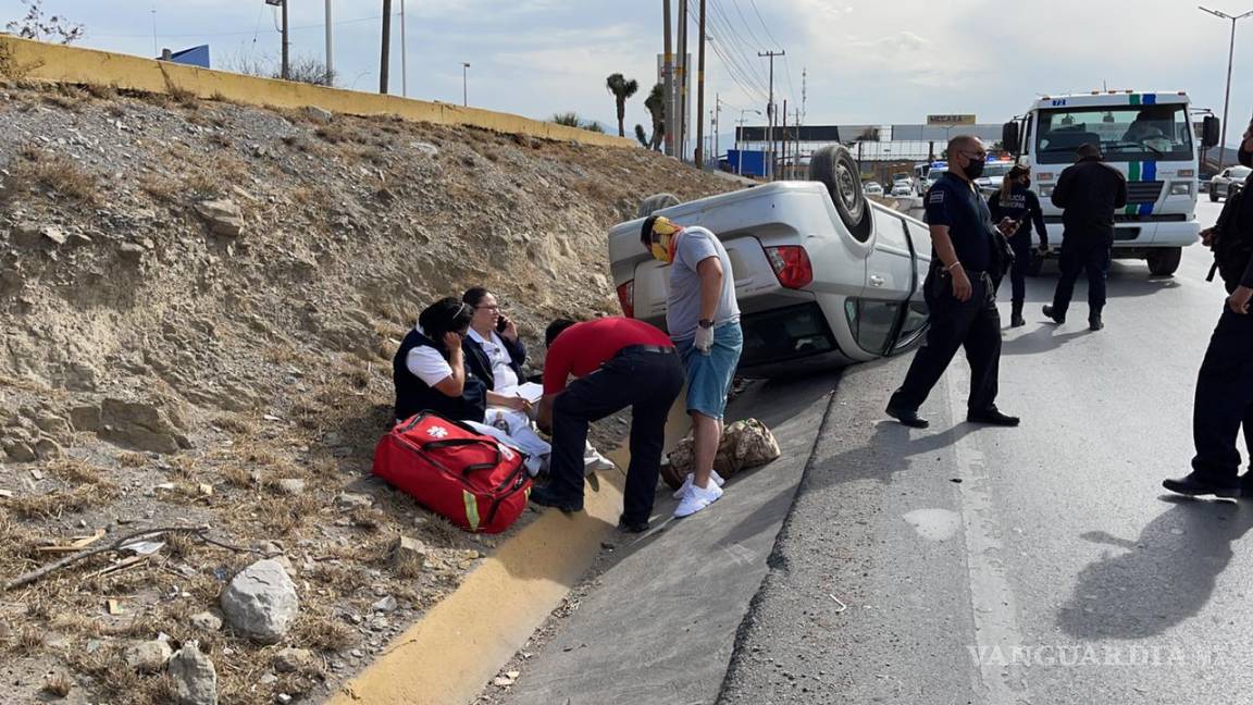Se vuelcan frente a Deacero en Ramos Arizpe; reportan dos mujeres lesionadas
