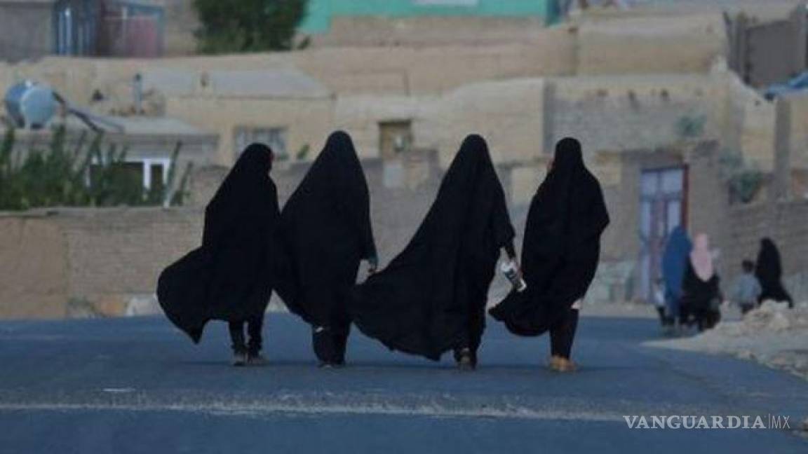 Prohíben a mujeres afganas ir a gimnasios y baños públicos