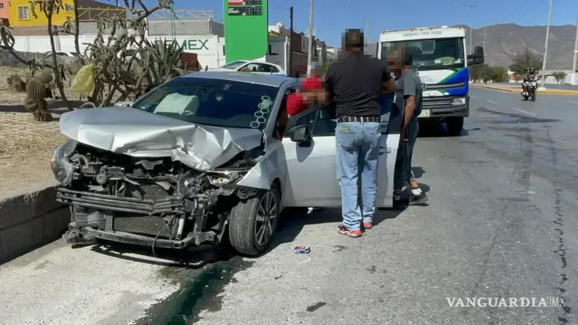 $!Paramédicos de la Cruz Roja valoraron a los conductores del Chevrolet Sonic y el Nissan Sentra tras el accidente.