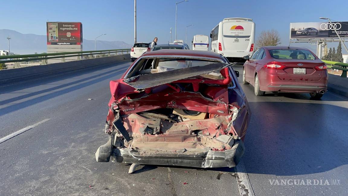 Embiste camión a auto varado por falla mecánica en bulevar de Saltillo