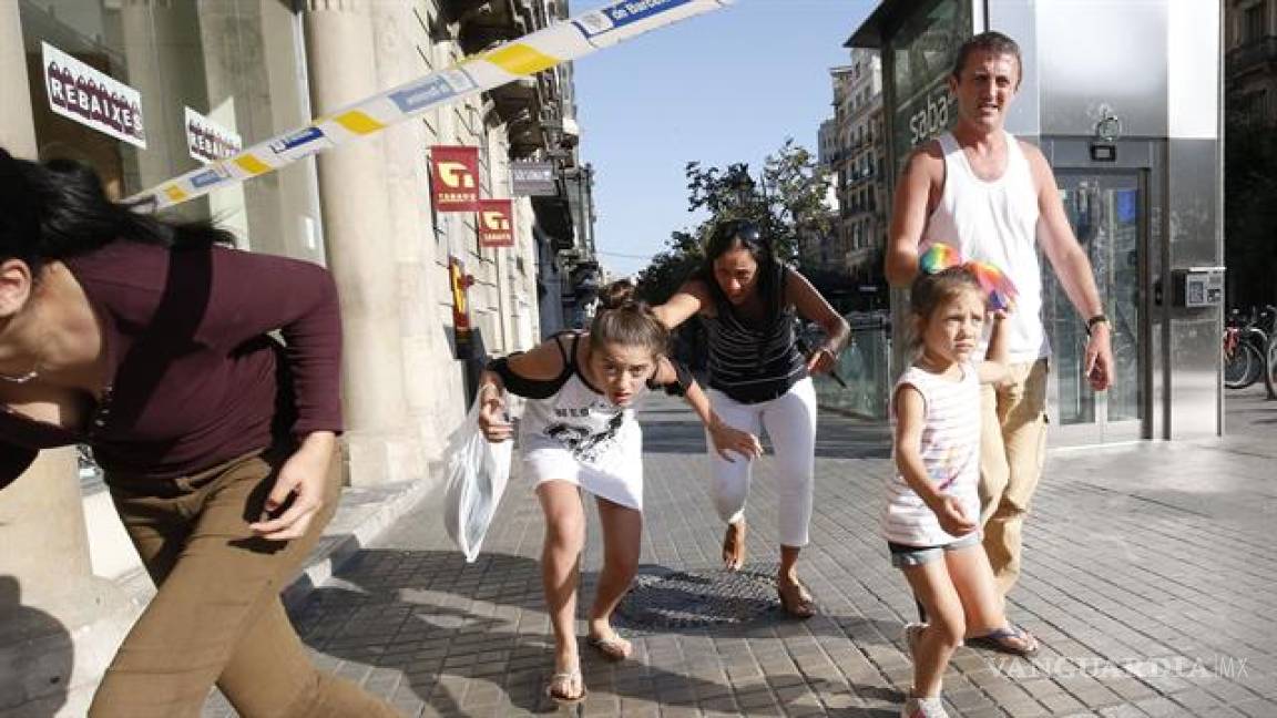 $!¿Por qué las personas graban en lugar de ayudar a la víctima?