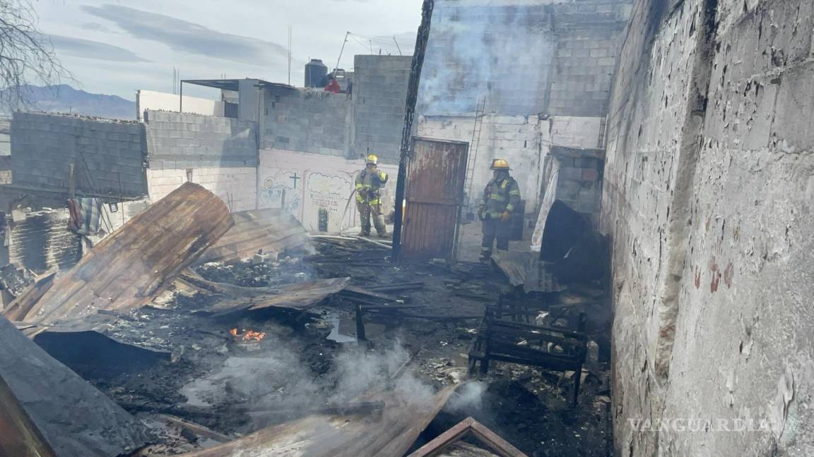 Incendio consume ex anexo en el centro de Saltillo