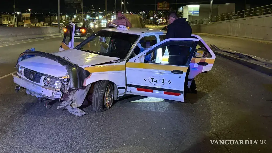 $!El vehículo de alquiler quedó varado en el carril de baja velocidad tras impactarse contra la barra de contención.