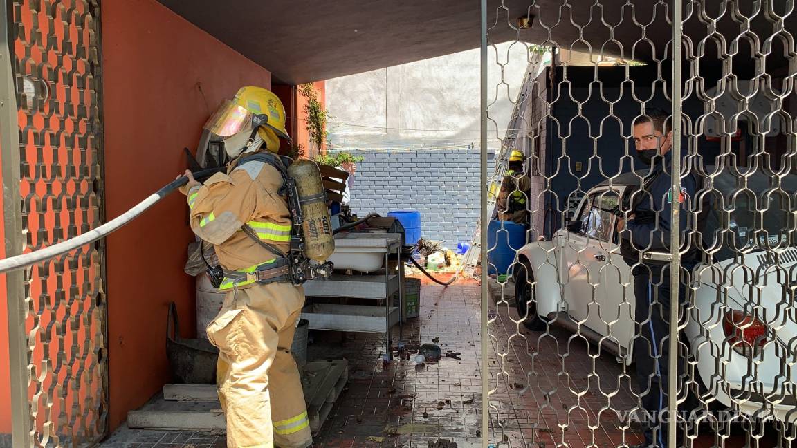 Bomberos apagan incendio en cuarto de lavandería en casa del fraccionamiento Urdiñola