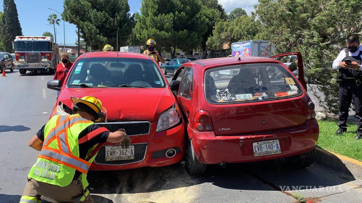 Auto fuera de controles impactado por otro