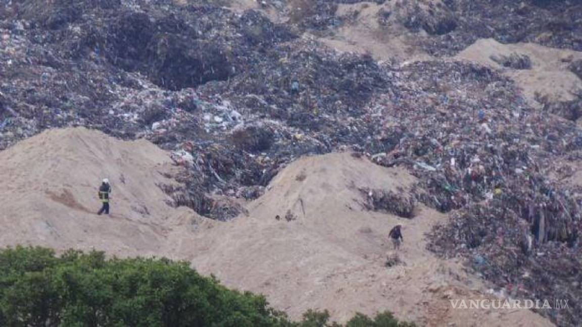 Hallan cuerpo de trabajador sepultado en basurero de Naucalpan, tras derrumbe