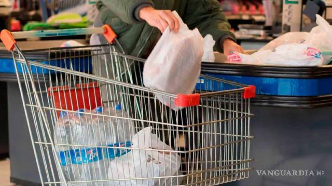 Supermercados de Saltillo siguen repartiendo bolsas de plástico