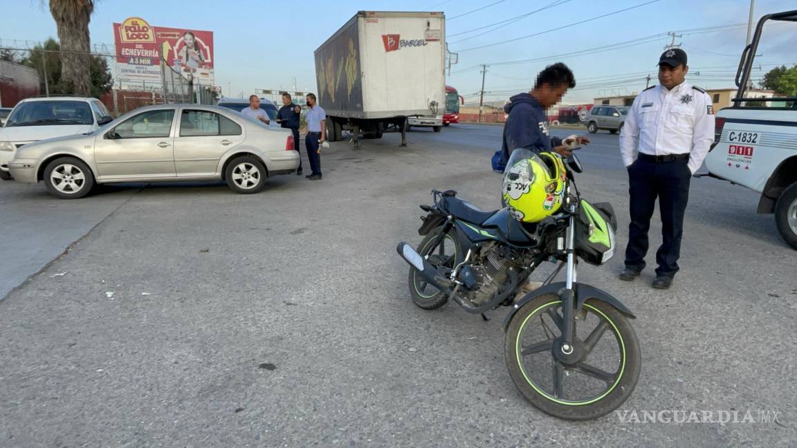 Rebasa por la derecha y se estrella contra auto en Saltillo; motociclista resulta lesionado