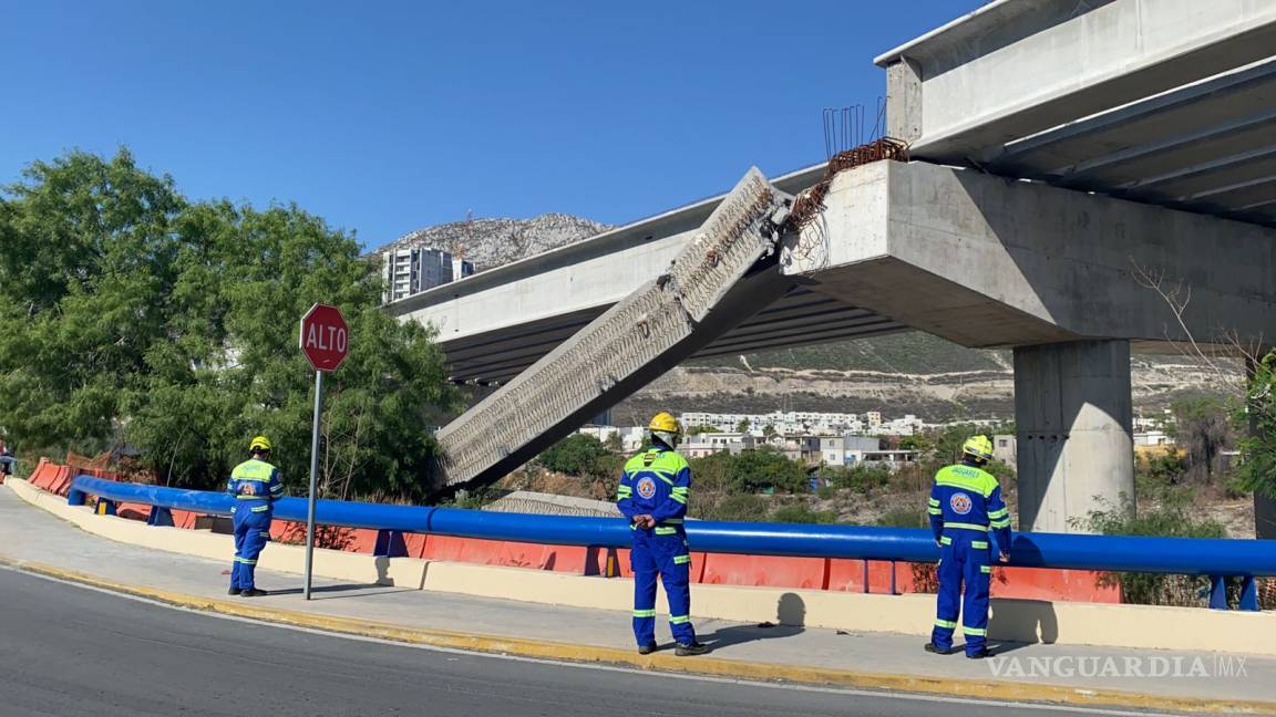 Caen trabes de la obra del Viaducto Urbano en Santa Catarina, Nuevo León