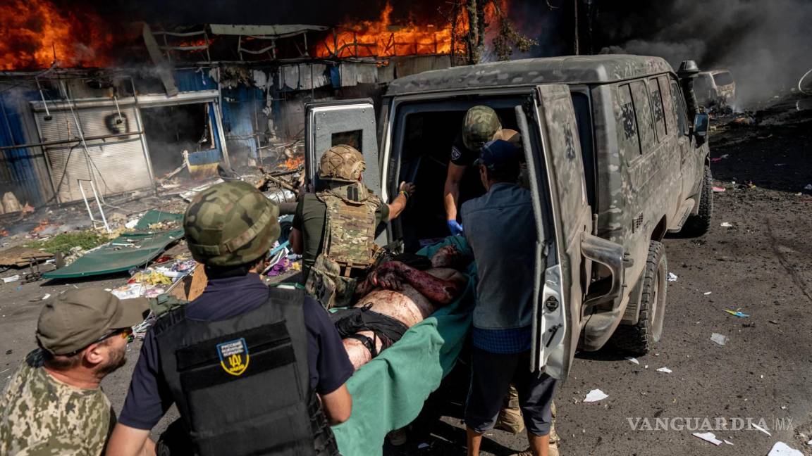 $!Paramédicos suben a un herido a una ambulancia luego de un ataque con misil ruso en un mercado al aire libre en la ciudad de Konstantinovka, Ucrania.