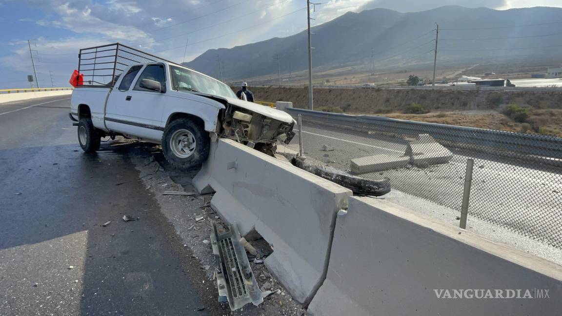 Casi cae al barranco: derrapa y choca contra los muros de contención en la Saltillo-Zacatecas