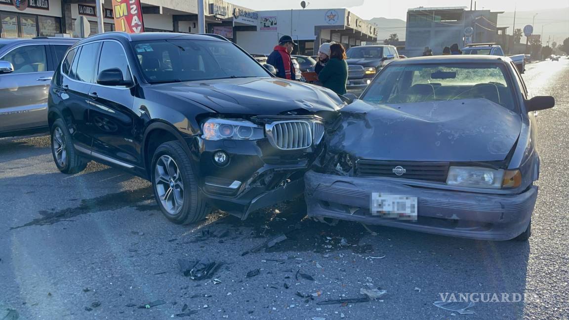 Lujosa BMW se atraviesa sin precaución y provoca accidente y caos vial al norte de Saltillo