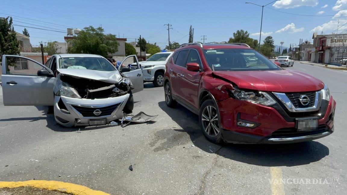 Saltillo: adulta mayor se pasa el rojo y choca contra auto