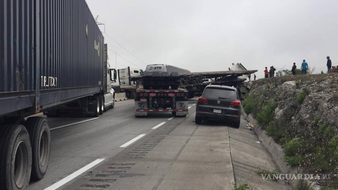 $!Carambola con más de 30 autos bloquea autopista Saltillo a Monterrey; hay dos muertos