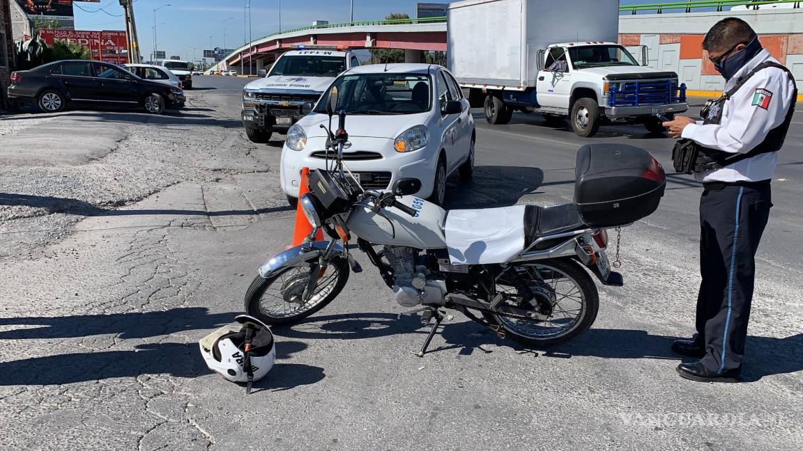 Derrapa motociclista en Saltillo; culpa auto por ‘cerrón’