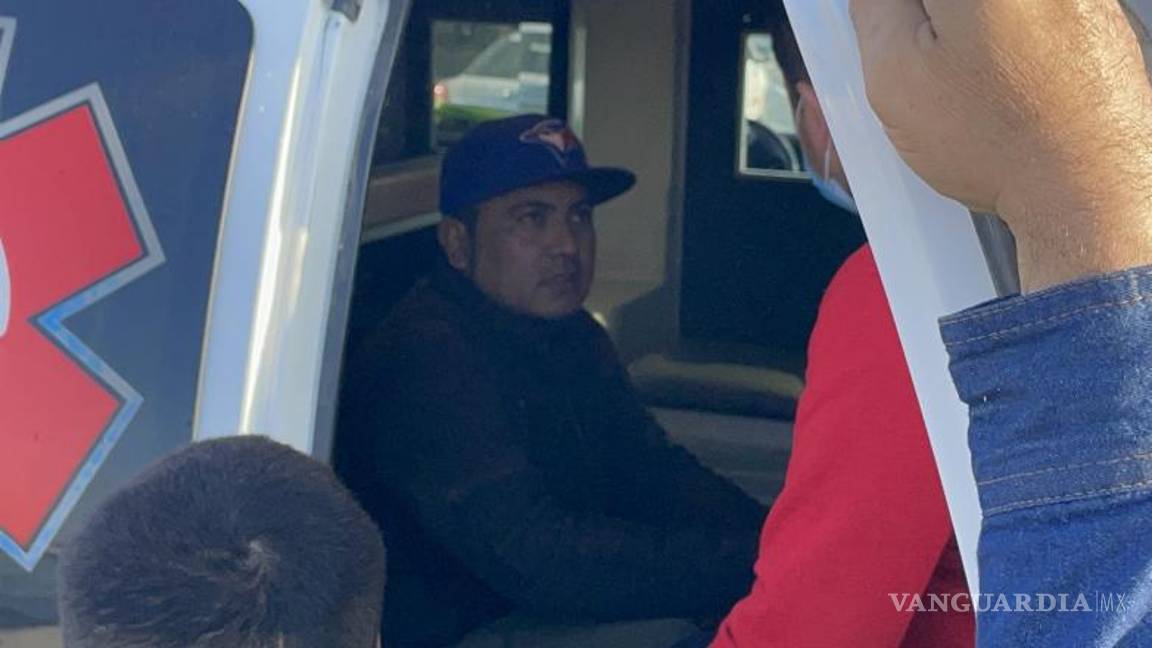 $!Paramédicos de Arteaga acudieron para valorar a Salvador, quien no presentó más que golpes leves.